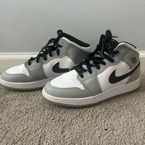 Jordan 1 Mid Light Smoke Grey